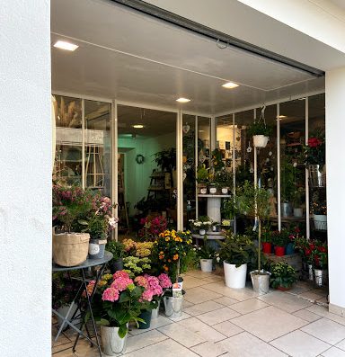 Notre fleuriste aura le plaisir de vous accueillir dans notre magasin de vente de fleurs et d'objets décoratifs pour la conception de vos bouquets.