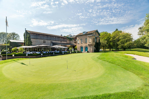 Le Kempferhof Golf Resort est un golf 18 trous - par 72 de 5989 mètres comprenant un chateau-hotel. Le Domaine est construit sur 85 hectares qui a ouvert en 1990 à Plobsheim 67 - Bas-Rhin)