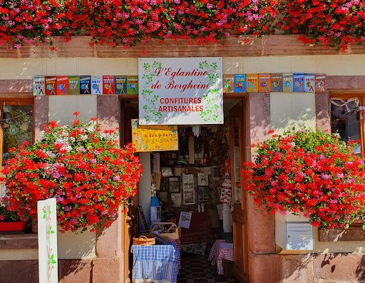 L'Eglantine de Bergheim est une boutique qui met en vente des produits (confitures
